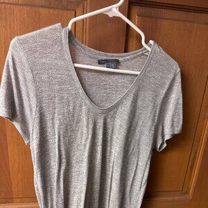 Vince Women's Gray V-neck T-Shirt Size Large In Great Shape!!!